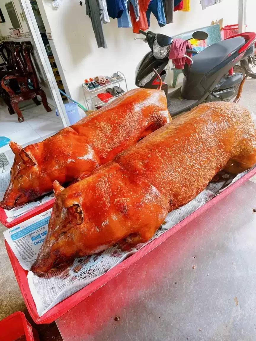 Lò Heo Quay VIFOOD Tại Quận 9 – Giao Tận Nơi, Mâm Cúng Đẹp, Heo Da Giòn – Giá Hợp Lý